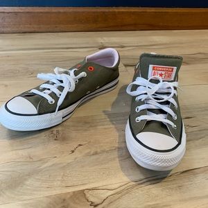 New woman’s converse size 9.5 NEW!